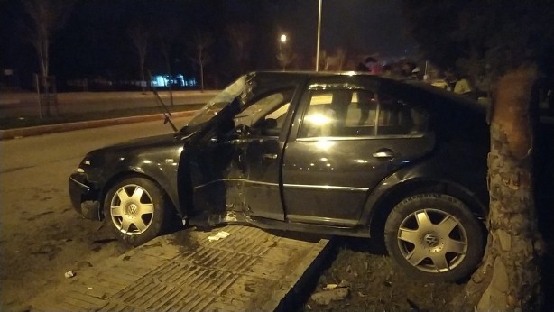 Foto - Otomobil kontrolde çıktı ağaca çarptı!