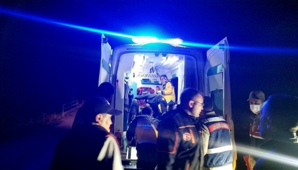 Foto - Otomobil köprüden dereye uçtu: 2 yaralı