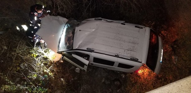 Foto - Otomobil köprüden dereye uçtu: 2 yaralı