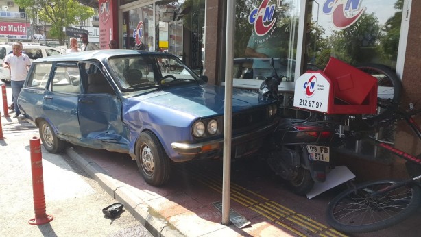 Foto - Otomobil lokantaya daldı