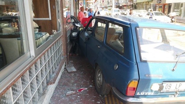 Foto - Otomobil lokantaya daldı