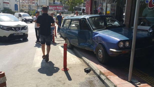 Foto - Otomobil lokantaya daldı