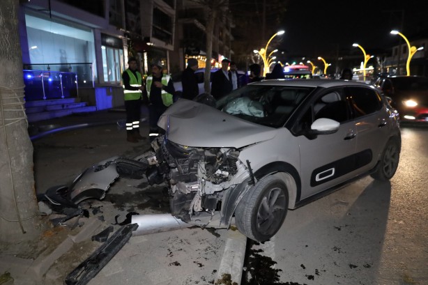 Foto - Otomobil önce servis aracına ardından elektrik direğine çarptı: 1 yaralı