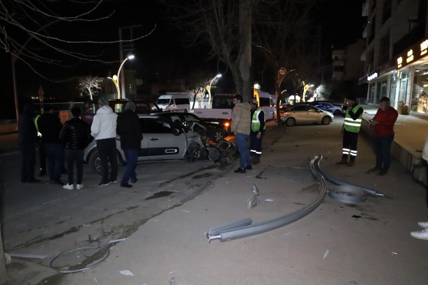 Foto - Otomobil önce servis aracına ardından elektrik direğine çarptı: 1 yaralı