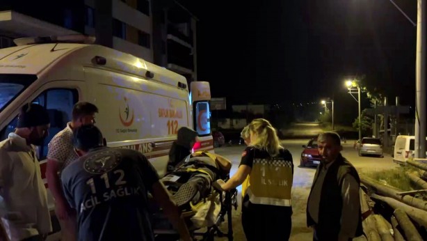 Foto - Otomobil, park halindeki kamyona ok gibi saplandı