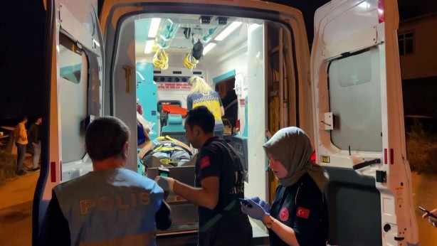 Foto - Otomobil, park halindeki kamyona ok gibi saplandı