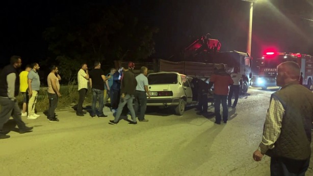 Foto - Otomobil, park halindeki kamyona ok gibi saplandı