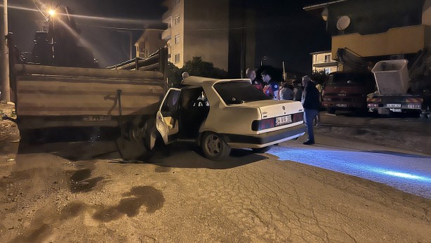 Foto - Otomobil, park halindeki kamyona ok gibi saplandı