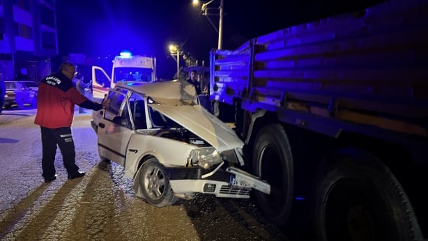 Foto - Otomobil, park halindeki kamyona ok gibi saplandı