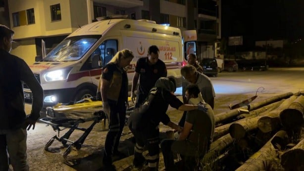 Foto - Otomobil, park halindeki kamyona ok gibi saplandı