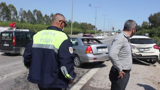 Foto - Otomobil, park halindeki otomobile çarptı