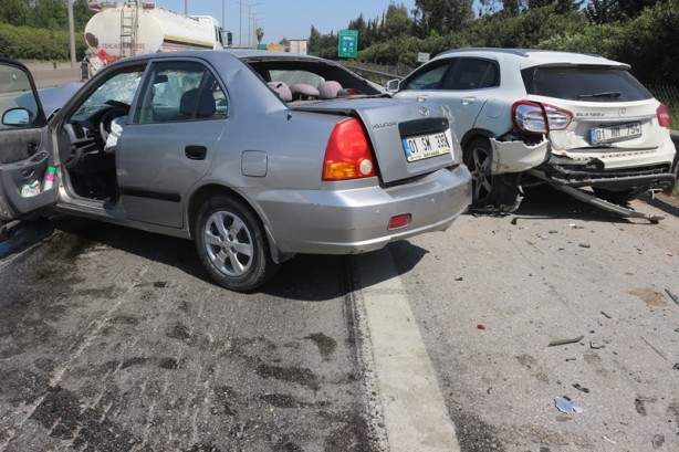 Otomobil, park halindeki otomobile çarptı