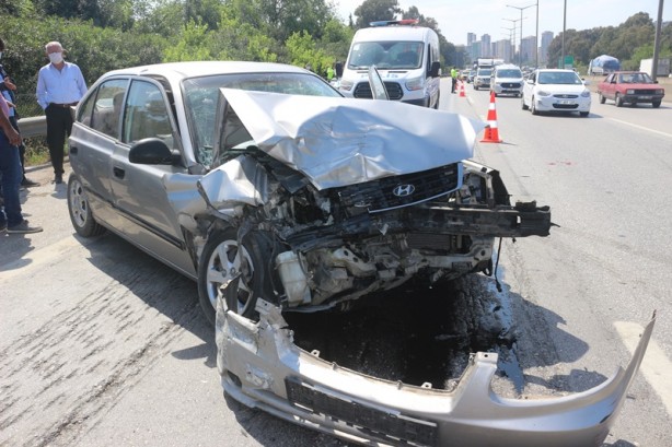 Foto - Otomobil, park halindeki otomobile çarptı