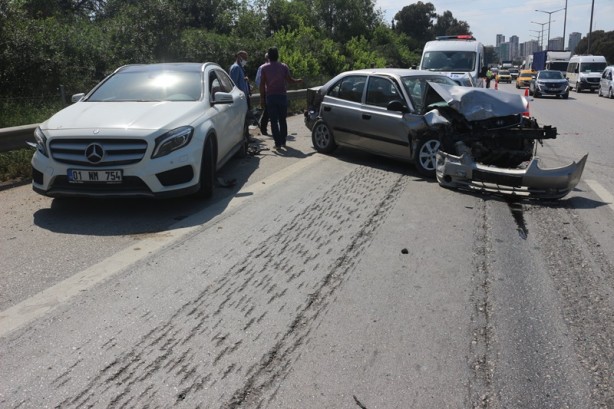 Foto - Otomobil, park halindeki otomobile çarptı