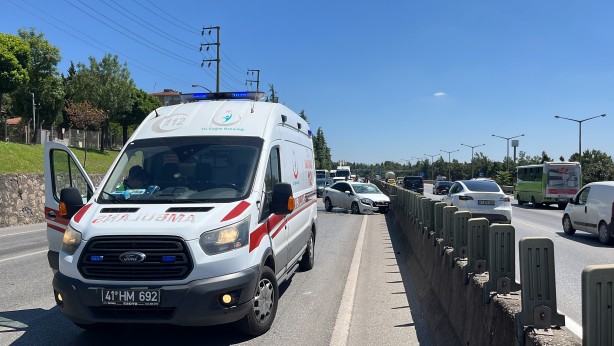 Otomobil refüje çarptı