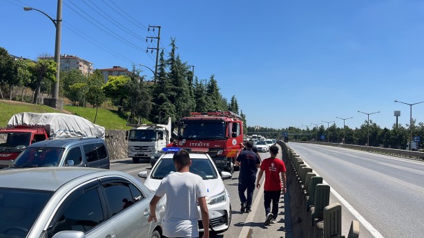 Foto - Otomobil refüje çarptı