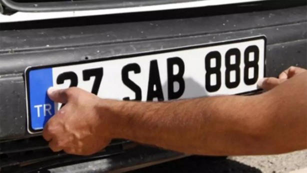 Foto - Otomobil sahiplerinin dikkatine! Araç plakalarınız böyle ise para cezasının yanında muayenede kusur kabul ediliyor!