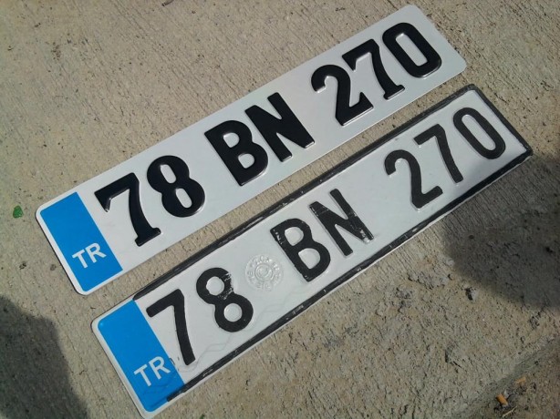 Foto - Otomobil sahiplerinin dikkatine! Araç plakalarınız böyle ise para cezasının yanında muayenede kusur kabul ediliyor!