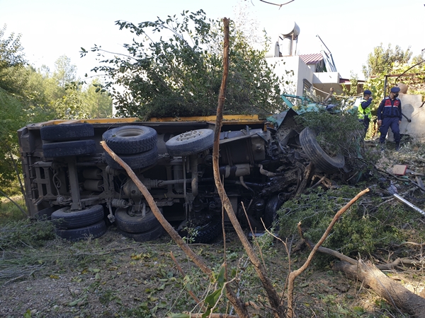 Foto - Otomobil şarampole devrildi: Yaralılar var