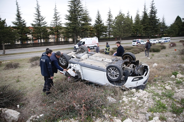 Foto - Otomobil şarampole devrildi: Yaralılar var