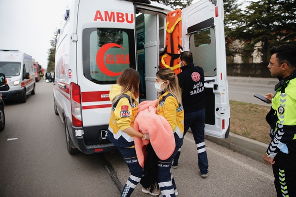 Foto - Otomobil şarampole devrildi: Yaralılar var