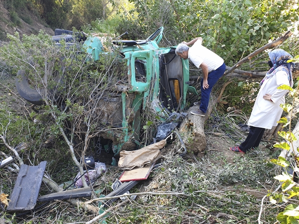 Otomobil şarampole devrildi: Yaralılar var