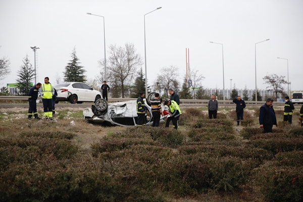 Foto - Otomobil şarampole devrildi: Yaralılar var