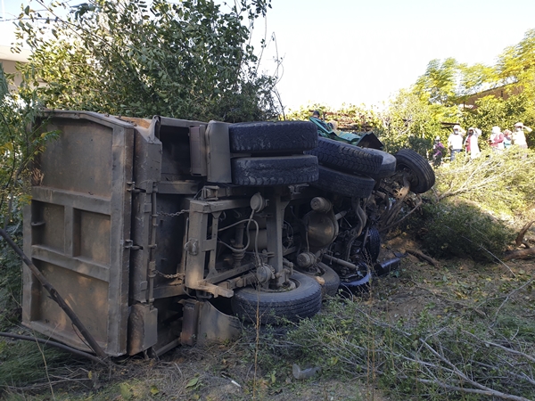Foto - Otomobil şarampole devrildi: Yaralılar var