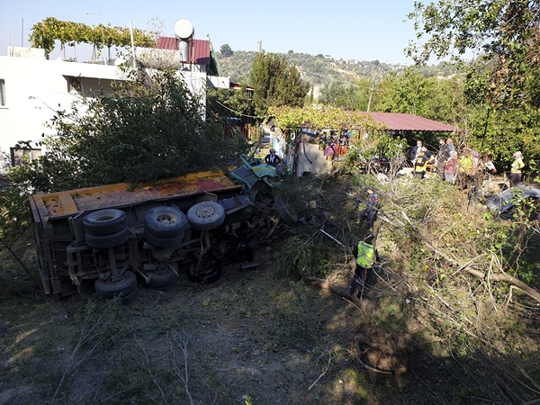 Foto - Otomobil şarampole devrildi: Yaralılar var