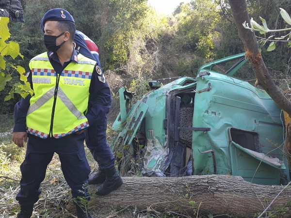 Foto - Otomobil şarampole devrildi: Yaralılar var