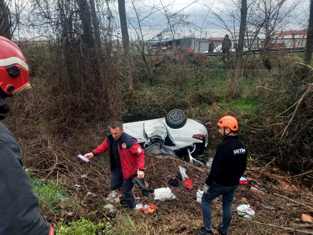 Foto - Otomobil şarampole yuvarlandı! 5 kişilik aile ölümden döndü