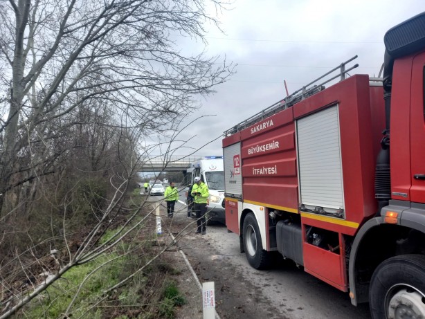 Foto - Otomobil şarampole yuvarlandı! 5 kişilik aile ölümden döndü