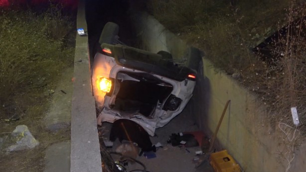 Foto - Otomobil su kanalına devrildi