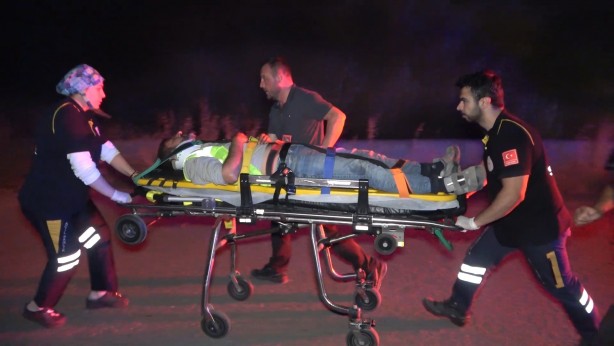 Foto - Otomobil su kanalına devrildi