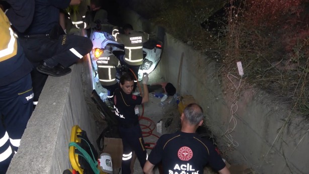 Foto - Otomobil su kanalına devrildi