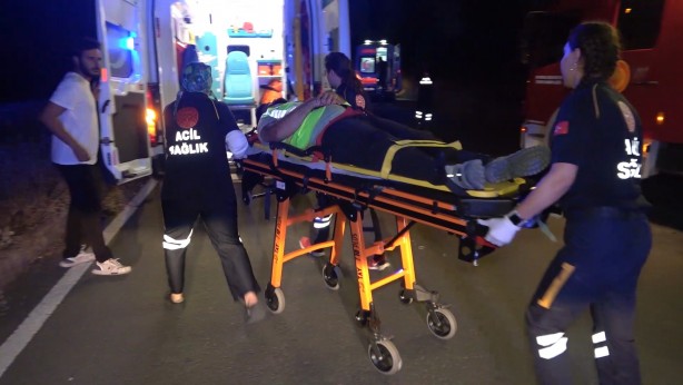 Foto - Otomobil su kanalına devrildi