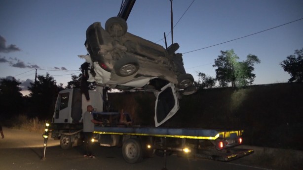 Foto - Otomobil su kanalına devrildi