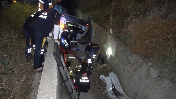 Otomobil su kanalına devrildi