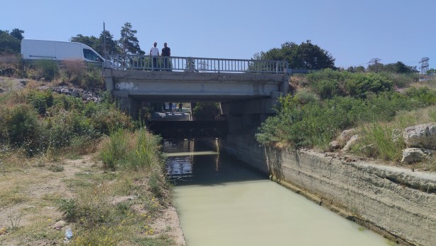 Otomobil su kanalına uçtu