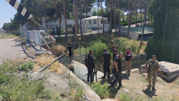 Foto - Otomobil su kanalına uçtu