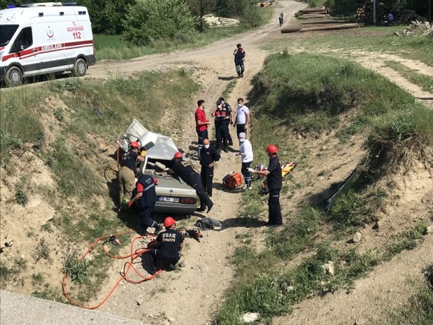 Foto - Otomobil sulama kanalına devrildi!
