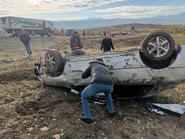 Foto - Otomobil takla attı: 2 yaralı