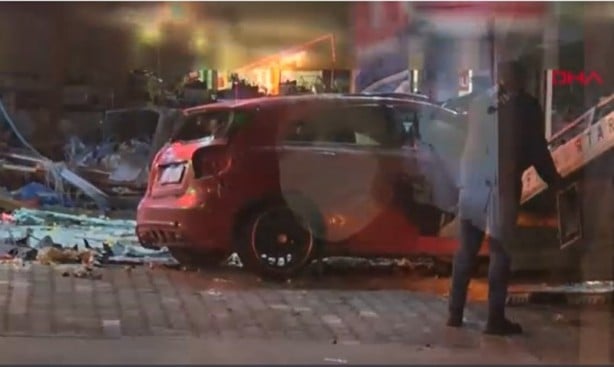 Foto - Otomobil takla attı! Motoru yerinden fırladı