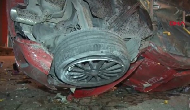 Foto - Otomobil takla attı! Motoru yerinden fırladı