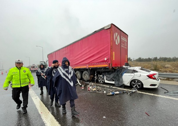 Foto - Otomobil tıra arkadan çarptı: Ölü ve yaralılar var