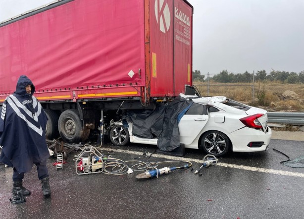 Foto - Otomobil tıra arkadan çarptı: Ölü ve yaralılar var