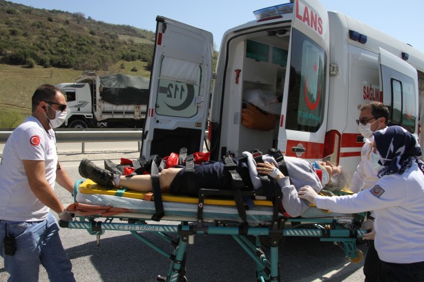 Foto - Otomobil tıra arkadan çarptı: Yaralılar var