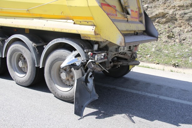 Foto - Otomobil tıra arkadan çarptı: Yaralılar var