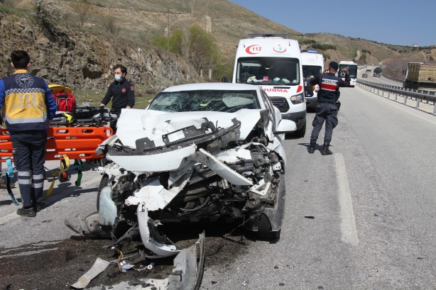 Foto - Otomobil tıra arkadan çarptı: Yaralılar var