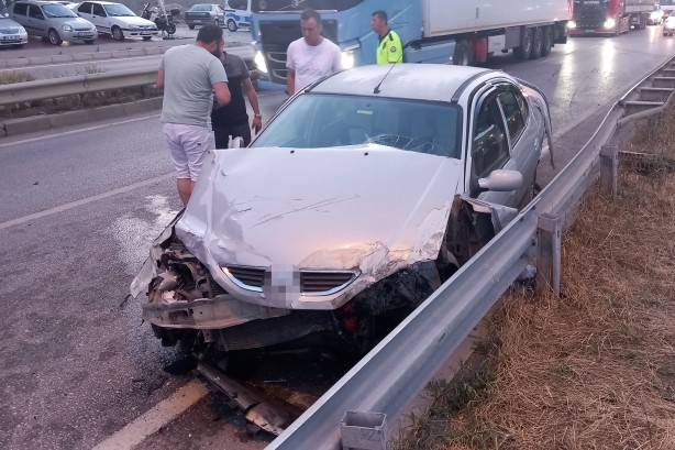 Foto - Otomobil tıra çarptı